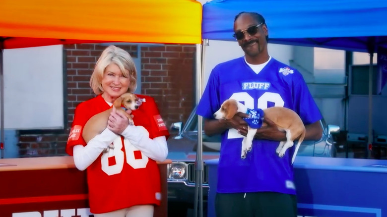 Martha Stewart et Snoop Dogg tenant des chiots