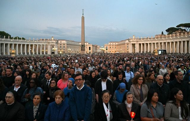 Lundi, en fin d’après-midi, plusieurs milliers de fidèles se sont retrouvés place Saint-Pierre au Vatican pour prier et rendre un dernier hommage au pape François, décédé à 88 ans d’un AVC massif.