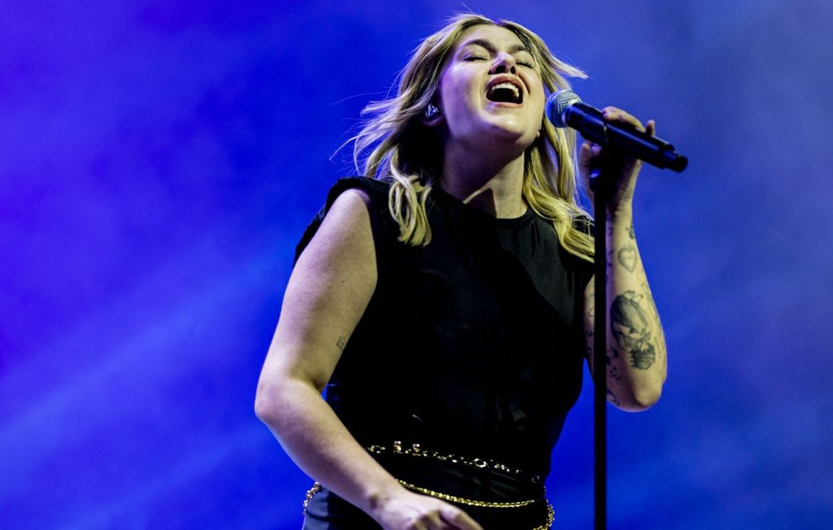 Louane brille à Amsterdam lors de l'Eurovision in Concert