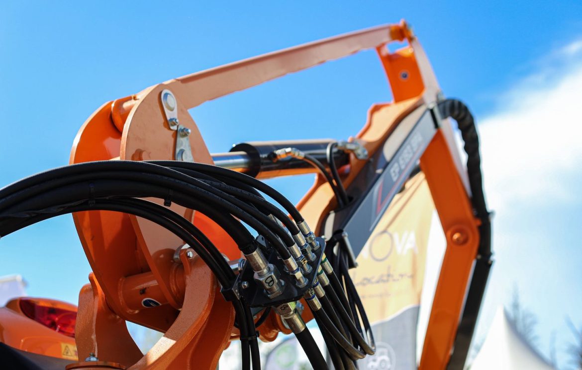 Sarthe : Un agriculteur soulève une voiture avec son tracteur