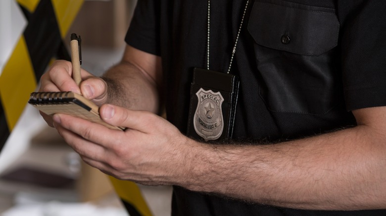 policier écrivant dans un carnet