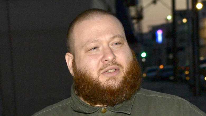 Action Bronson regardant de côté