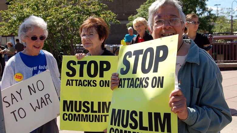 Manifestants anti-racisme à Minneapolis tenant des pancartes