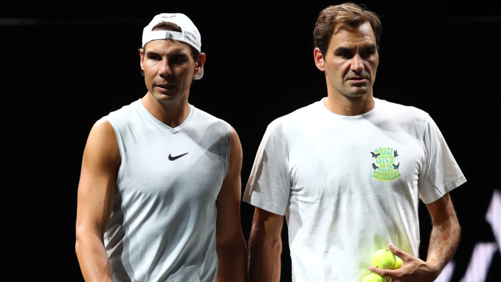 Nadal et Federer sur un court de tennis