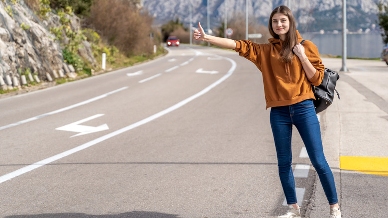 Femme faisant de l'auto-stop