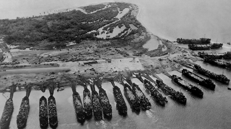 Forces américaines débarquant près de Tacloban