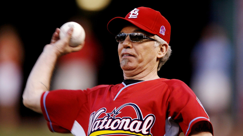 Billy Bob Thornton lançant une balle de baseball