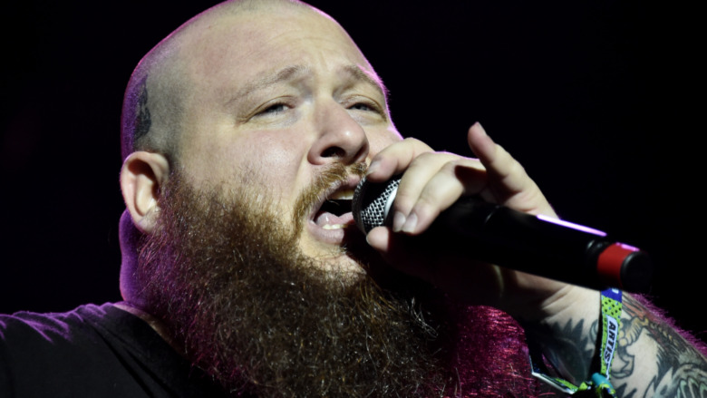 Rappeur et chef Action Bronson avec un micro