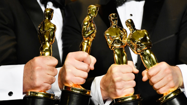 Statuette des Oscars tenue en main par un lauréat