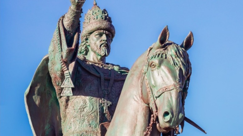 Statue d'Ivan le Terrible sous un ciel bleu