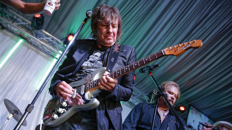 Richie Sambora jouant de la guitare