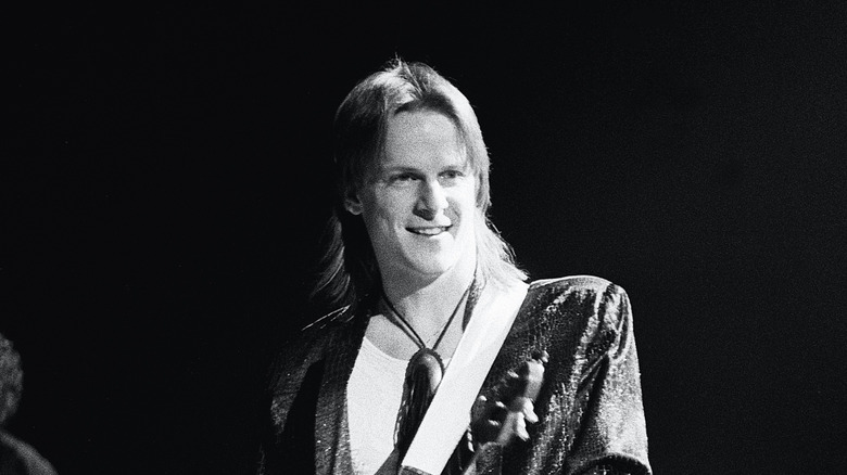 Steve Morse souriant en jouant de la guitare pour Kansas
