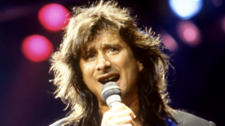 Steve Perry chantant sur scène