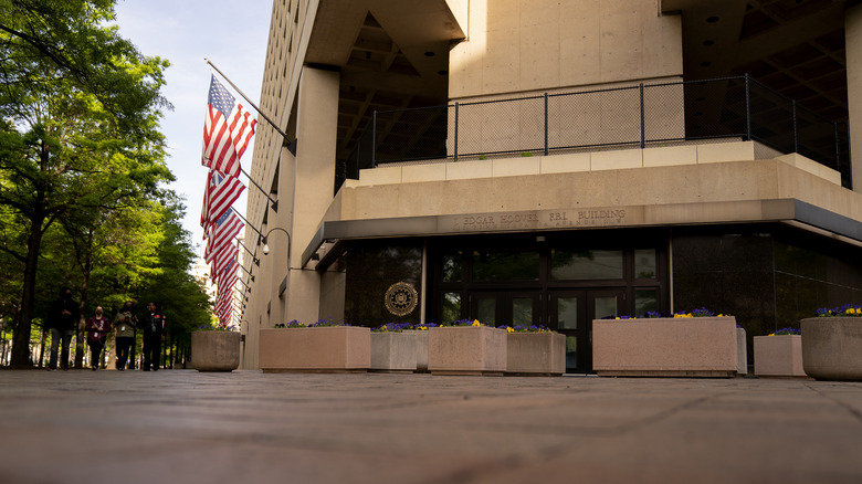 Siège du FBI avec des drapeaux