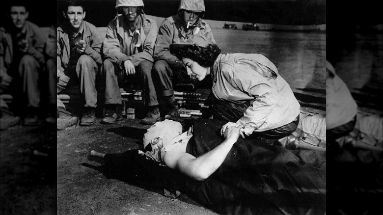 Jane Kendeigh, nourrice de vol, s'occupant d'un soldat blessé lors de la Seconde Guerre mondiale