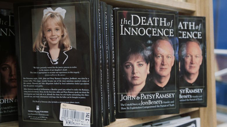 exemplaires des livres de John et Patsy Ramsey affichés sur une étagère