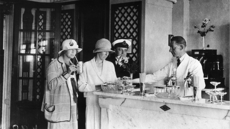 Barman sert à la fontaine à soda