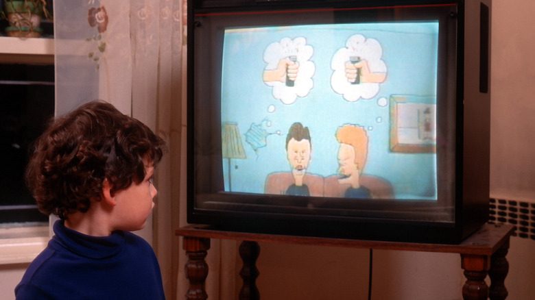 Un enfant regardant l'épisode incendie de Beavis and Butthead