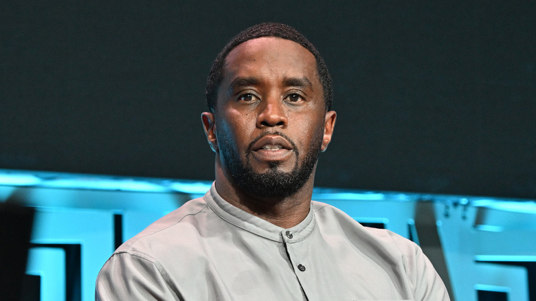 Sean Diddy Combs en chemise grise
