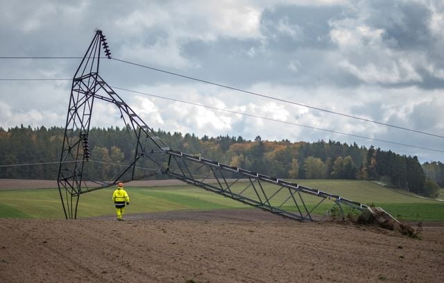 Ligne à haute tension au sol près de Bière après la tempête Benjamin en Suisse