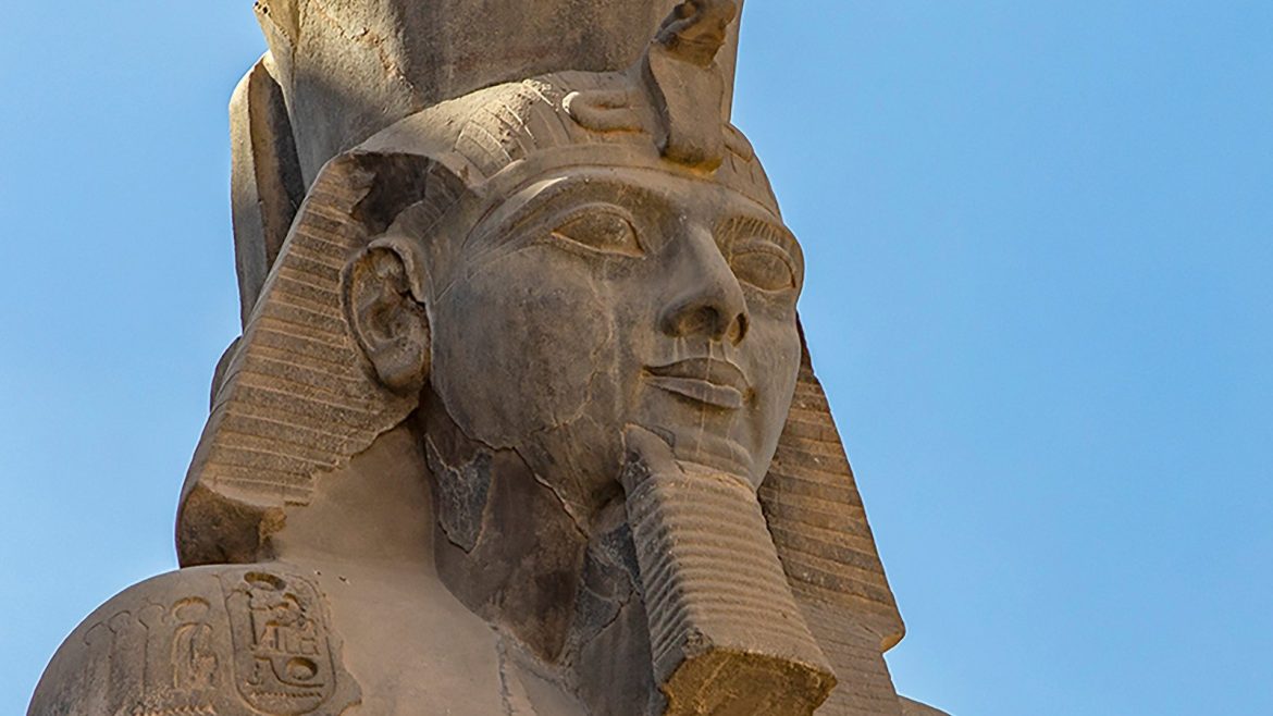 Découverte inédite : la statue complète de Ramsès II retrouvée après 94 ans