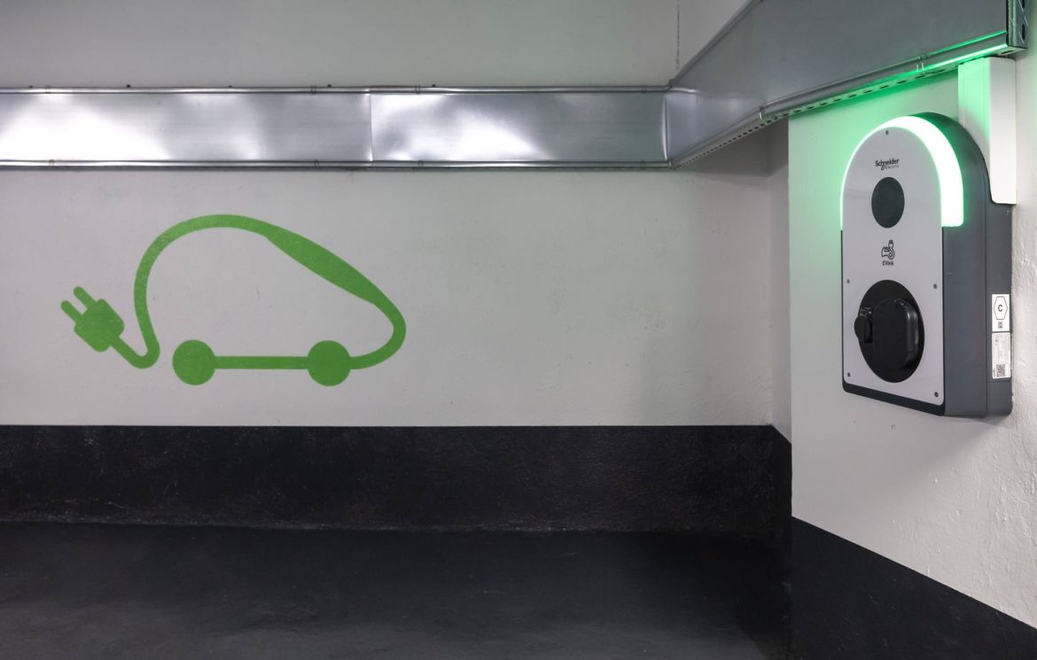 Les hybrides rechargeables, déception écologique et économique