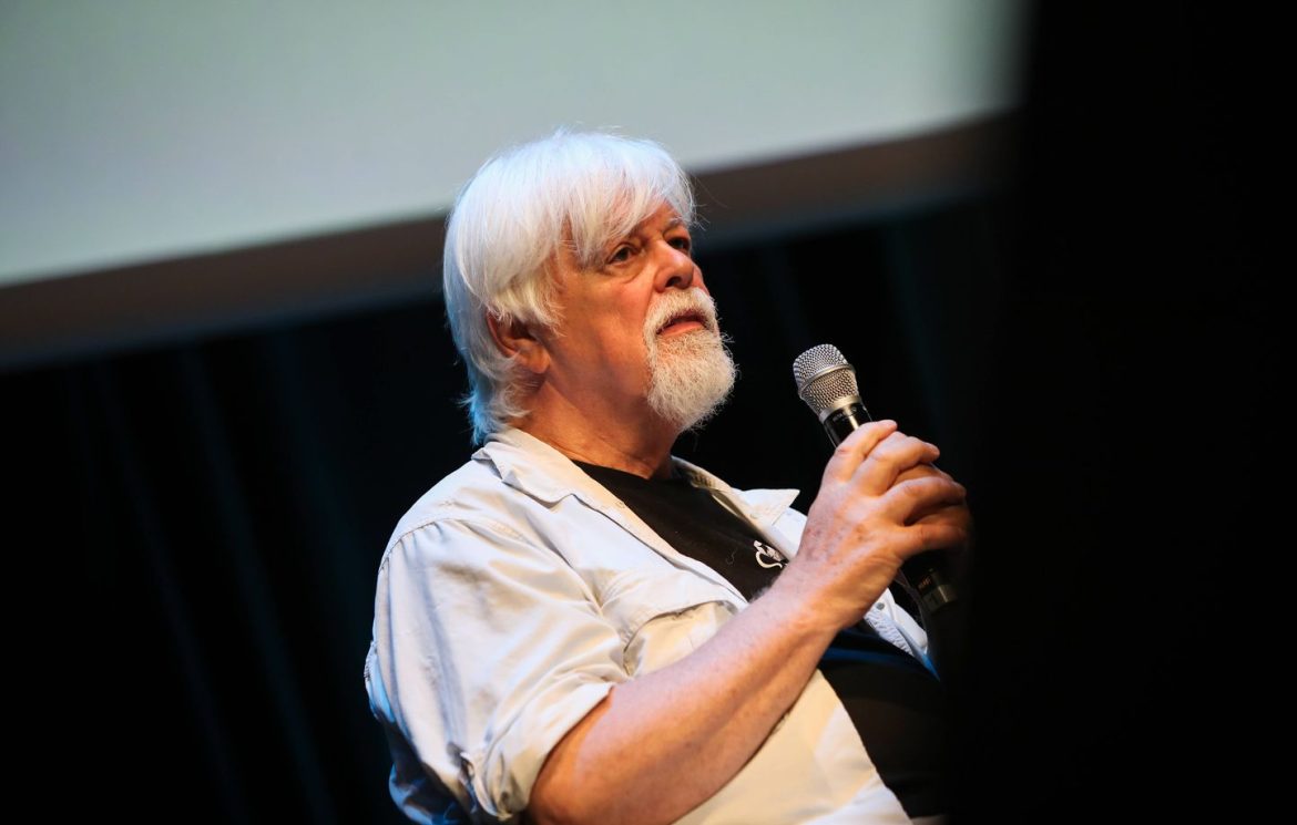 Paul Watson partage sa vision de la planète avec des enfants