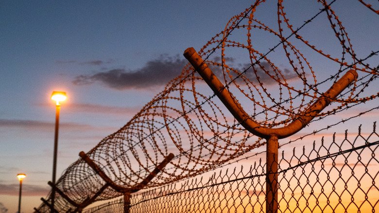 Rasoir et barbelé autour de la prison Black Beach