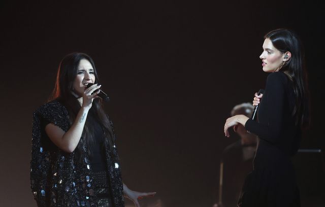 Ambre et Charlotte Cardin sur le plateau de la Star Academy.