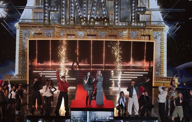 Ambre, Léa et tous les élèves lors de la grande finale sur TF1.